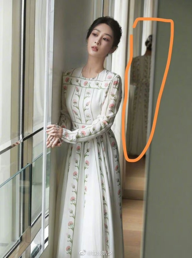 Lý giải cho bức ảnh có độ “lệch” trước sau được netizen bình luận do phòng làm việc quên dùng Photoshop, chỉ chăm chút chỉnh sửa chính diện mà quên rằng phía sau có gương.