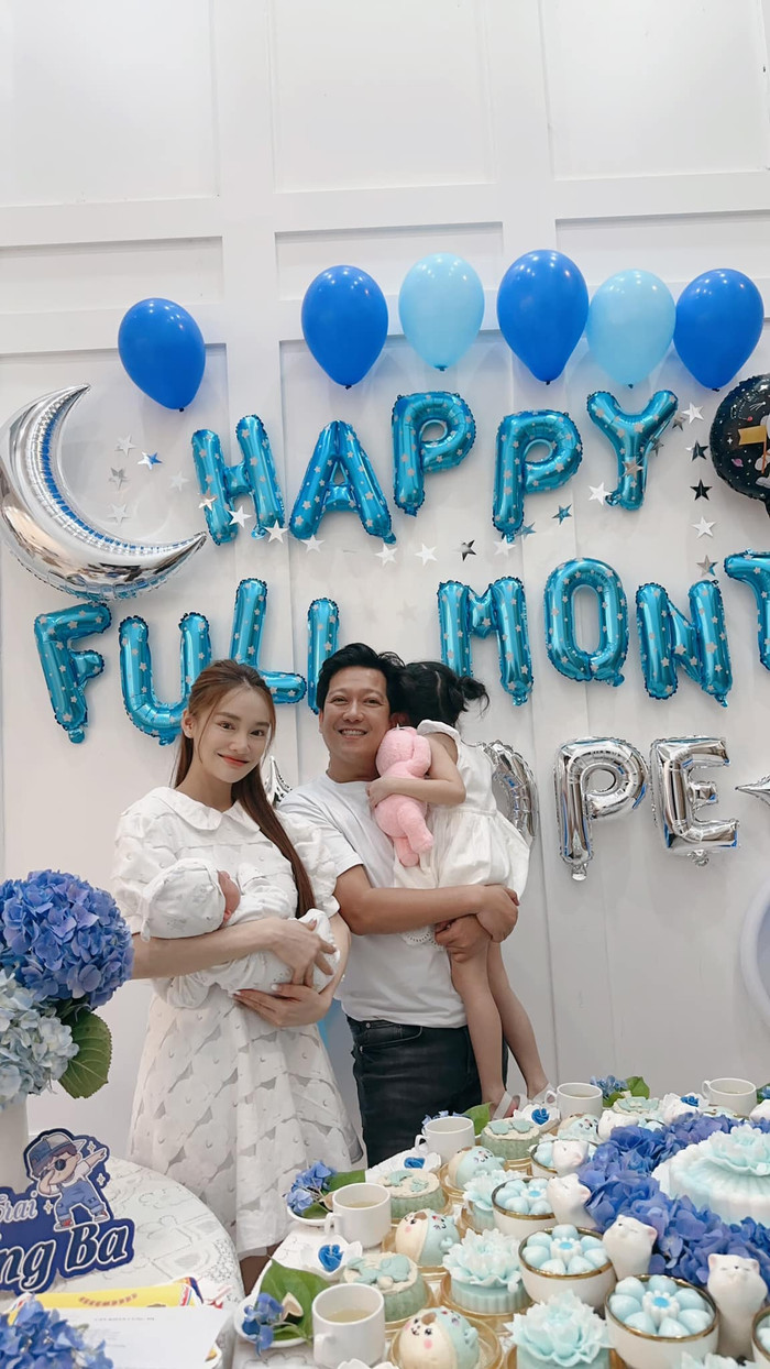 Khung ảnh 4 thành viên vô cùng ấm áp, hạnh phúc của Trường Giang - Nhã Phương bên cạnh 2 con nhận được nhiều lời khen ngợi. 