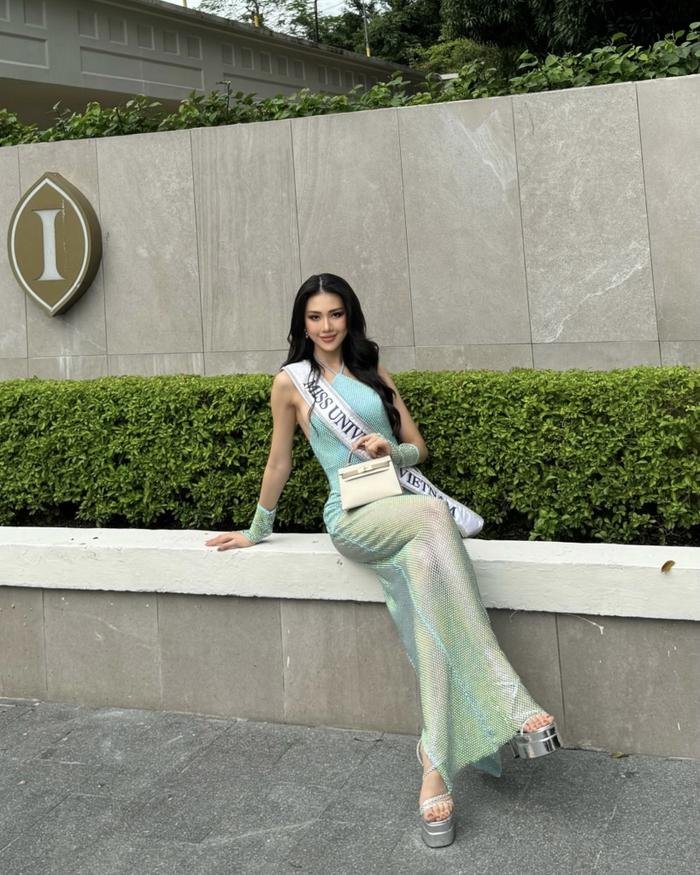 Bùi Quỳnh Hoa diện váy xuyên thấu tại Miss Universe, đọ sắc kiêu kỳ với bạn cùng phòng Ảnh 5