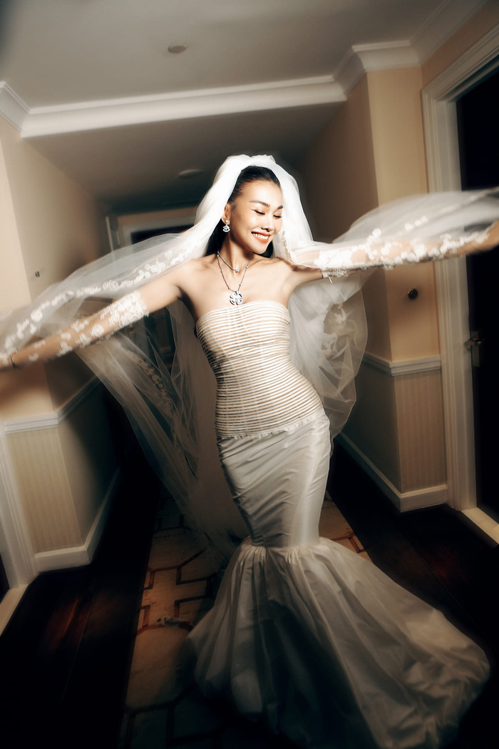 Thanh Hằng nói cô bị cuốn hút bởi sự điềm đạm của ông xã.