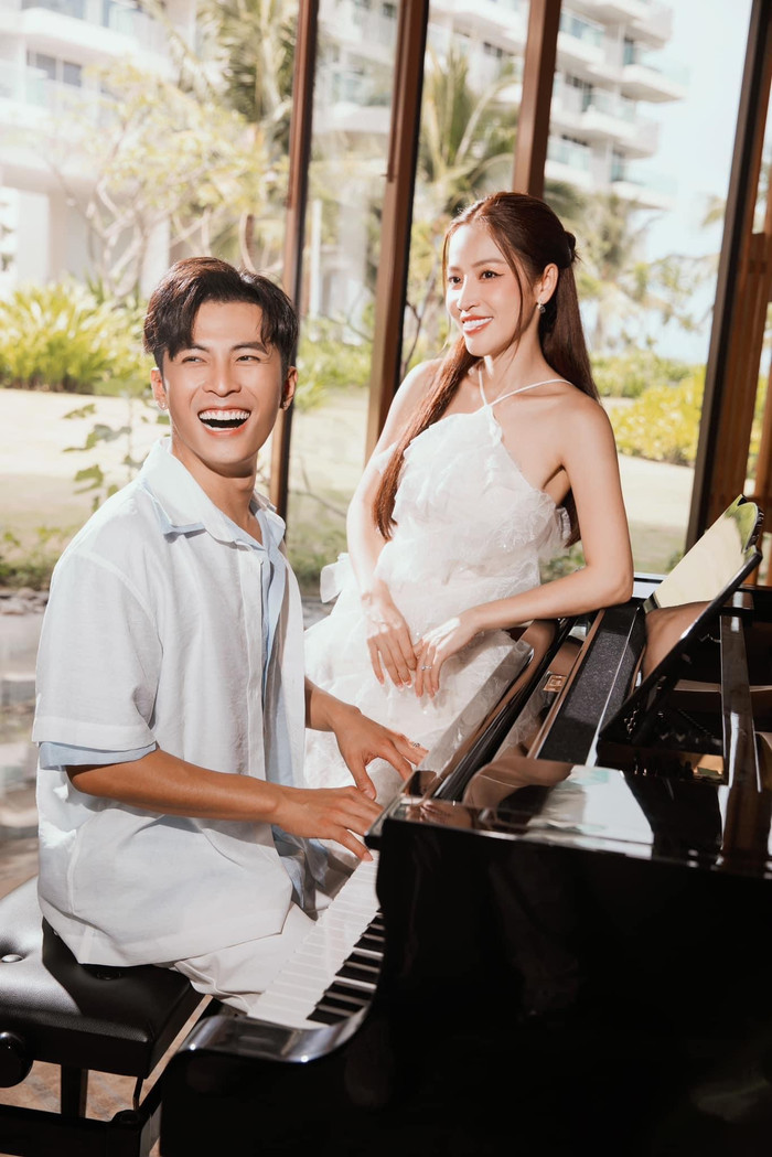 Chú rể vừa đàn piano vừa hát ca khúc Cục vợ ơi, lấy anh nha.