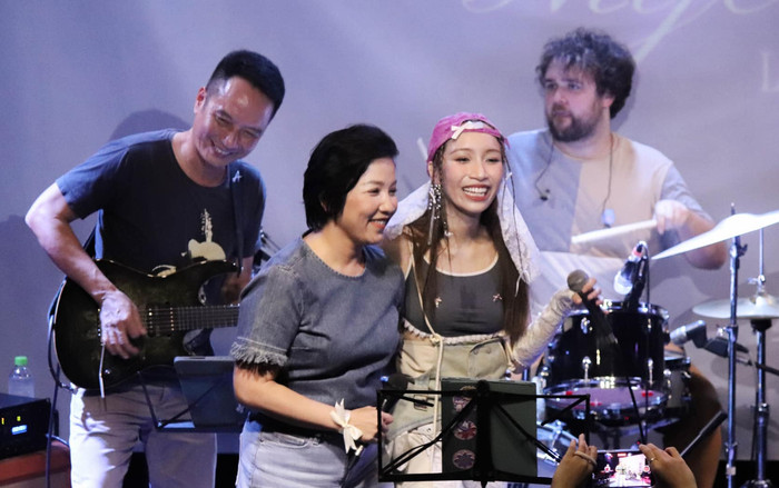 Sướng nhất Mỹ Anh: Song ca cùng mẹ Mỹ Linh, được bố Anh Quân đệm đàn trên sân khấu Ảnh 2