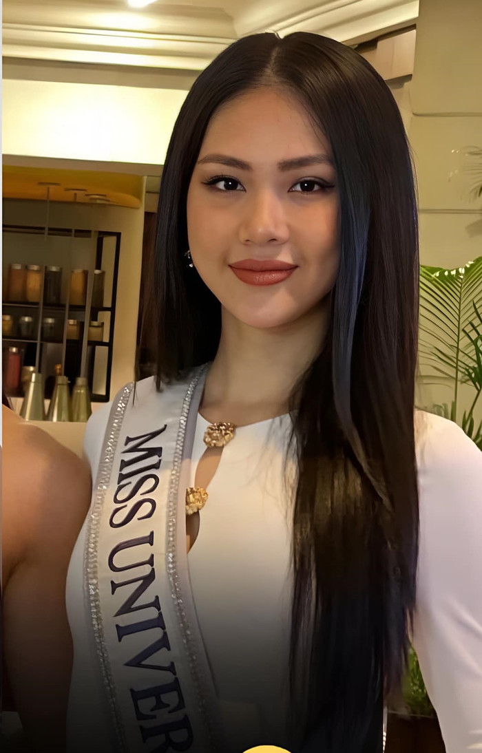 Bùi Quỳnh Hoa để tóc thẳng, trang điểm nhẹ nhàng tại Miss Universe.