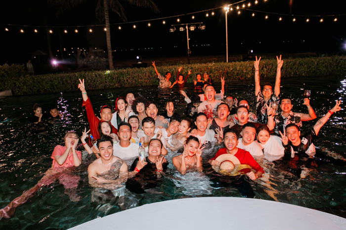 Dàn sao Việt 'quậy đục nước' tại Cam Ranh, Khánh Hoà trong tiệc tối đám cưới của Puka và Gin Tuấn Kiệt. 