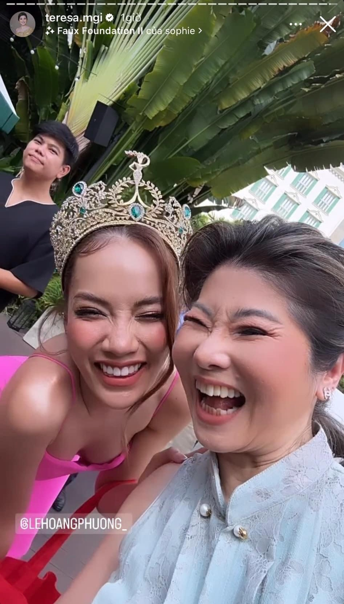 Cả hai vui vẻ trò chuyện bằng tiếng Anh. Kể từ khi tham gia cuộc thi quốc tế, trình độ ngoại ngữ của Miss Grand Vietnam 2023 được đánh giá được 'nâng cấp' thấy rõ. 