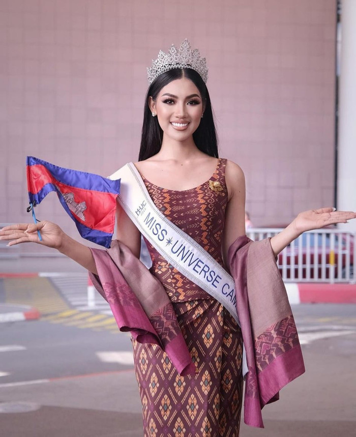 Đại diện Cambodia là bạn cùng phòng với Bùi Quỳnh Hoa tại Miss Universe.