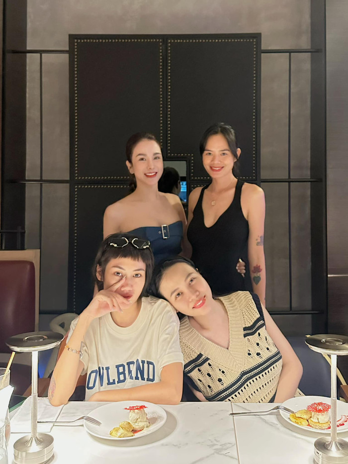 Đàm Thu Trang bên cạnh hội bạn bè thân thiết suốt hơn 1 thập kỉ. 