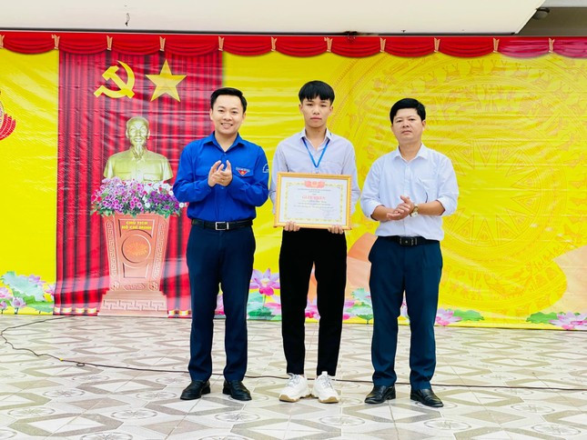 Em Phạm Đình Thắng nhận giấy khen của Huyện đoàn Hương Khê 