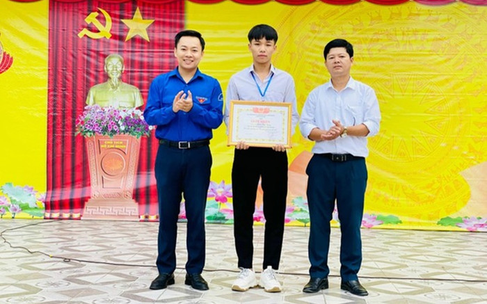 Phát hiện có người chới với giữa dòng nước lũ, nam sinh lớp 12 hành động cực dũng cảm Ảnh 2