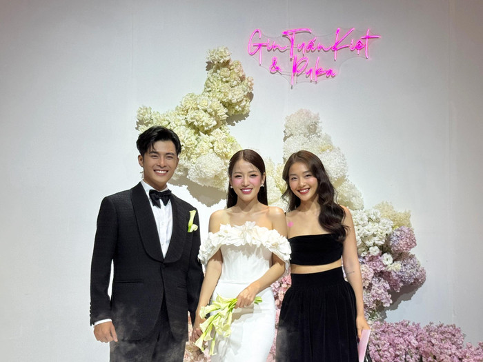 Khả Ngân cười rạng rỡ khi chụp ảnh với Puka và Gin Tuấn Kiệt