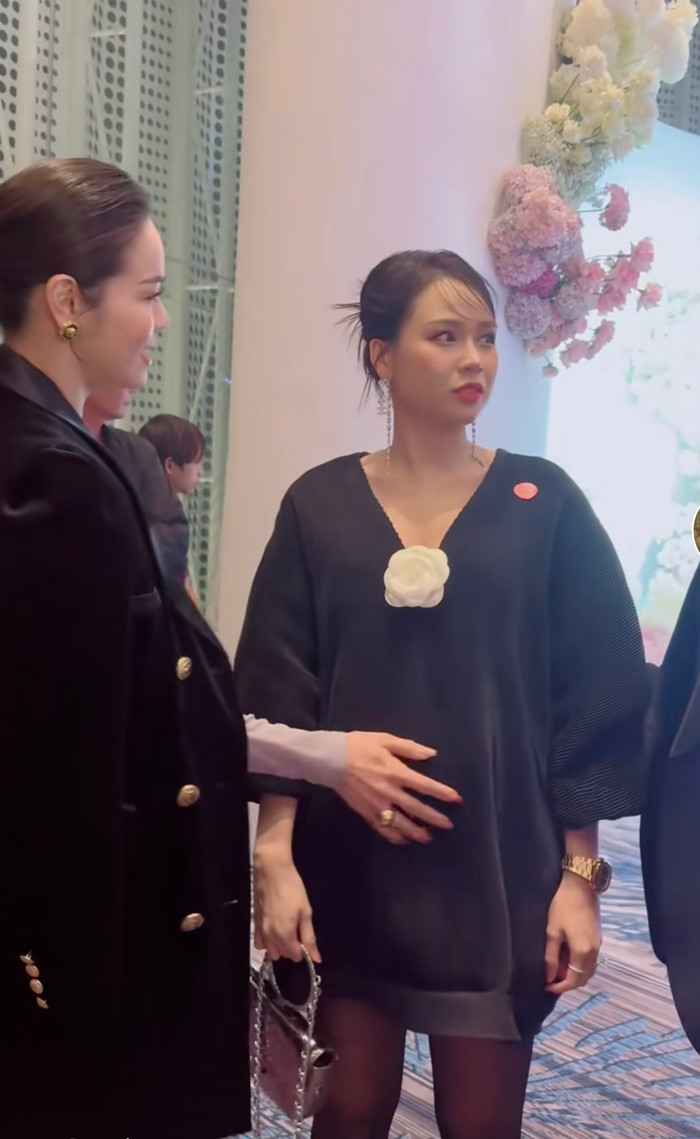  Nhật Kim Anh trò chuyện rôm rả cùng đàn em, cô liên tục lấy tay xoa vào bụng Sam để xin vía. 