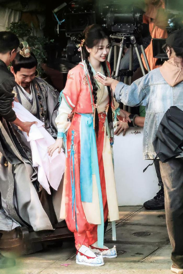 Trước đó, Ngu Thư Hân là người hiếm hoi tạo ra 'trend' mặc cổ phục màu sắc sặc sỡ.&nbsp;