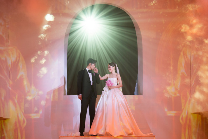 Tiệc cưới đắm chìm trong sự lãng mạn, ngọt ngào và lộng lẫy khi tạo dựng một không gian cổ tích ngạt ngào hương hoa.
