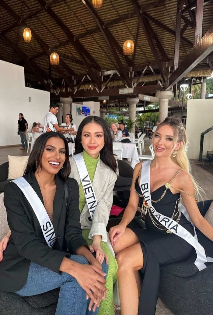 Bùi Quỳnh Hoa chụp ảnh cùng các đại diện tại Miss Universe 2023.
