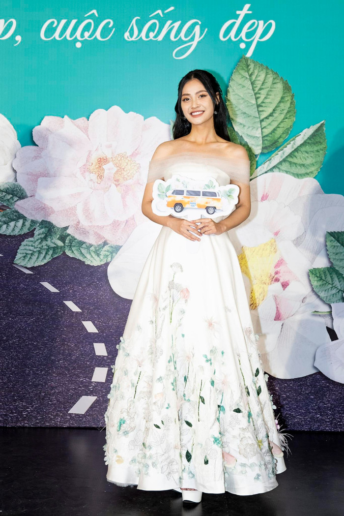 Nông Thuý Hằng xuất hiện với hình ảnh nhẹ nhàng dịu dàng với outfit bộ đầm công chúa chiếm trọn spotlight.