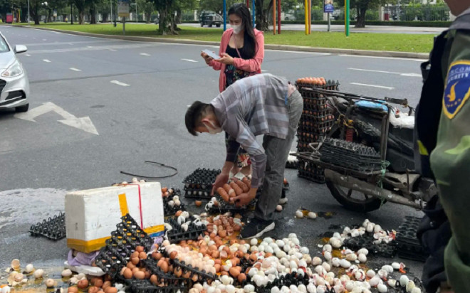 Xe chở 600 quả trứng vỡ tan tành giữa đường và câu chuyện ấm lòng phía sau Ảnh 2