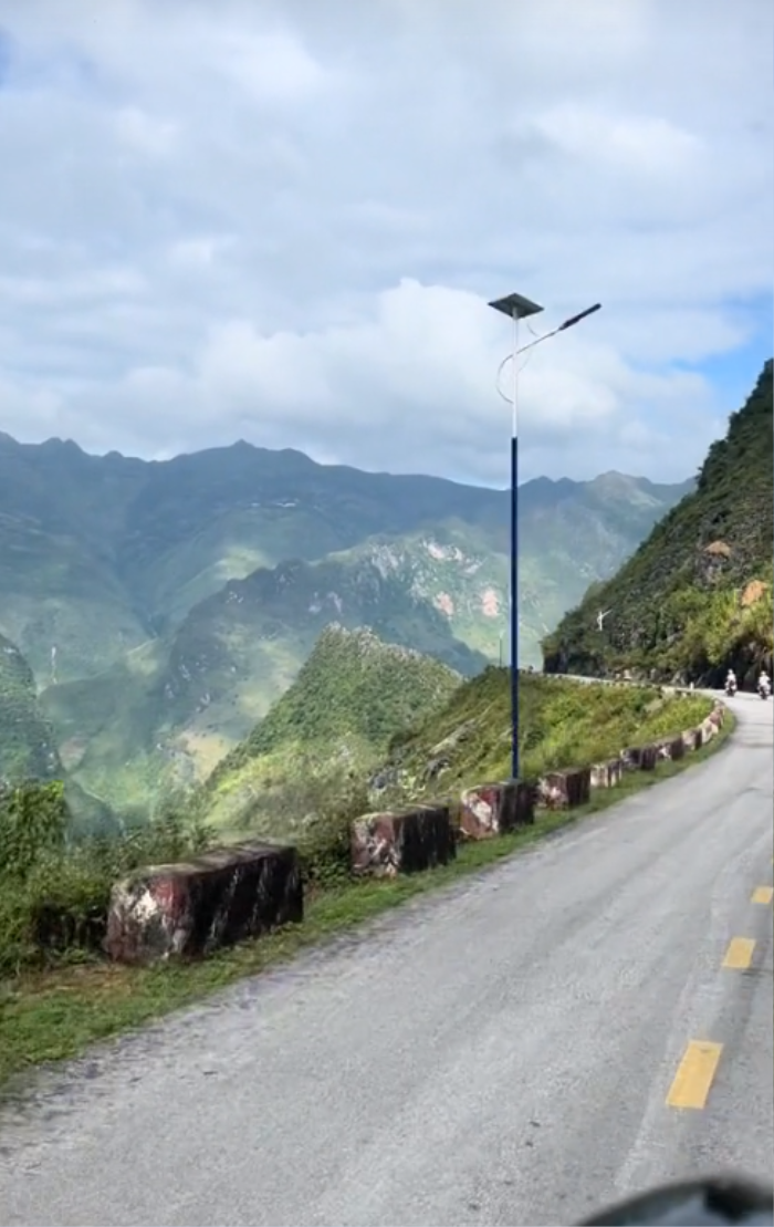 Du khách Tây bật khóc trên đường đèo Hà Giang, lý do đặc biệt khiến ai xem xong cũng vui lây Ảnh 4