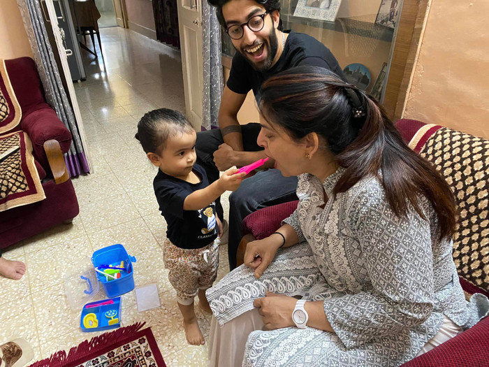  Bé Moon nhanh chóng làm quen với mọi người mà không hề tỏ ra ngượng ngùng, xa lạ. 