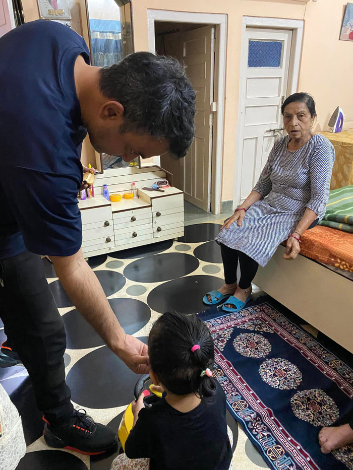 Bé Moon được mọi người yêu thương.