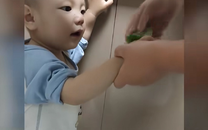 Dùng mướp đắng trị thói quen mút tay của con trai, ông bố bất lực với kết quả nhận được Ảnh 2