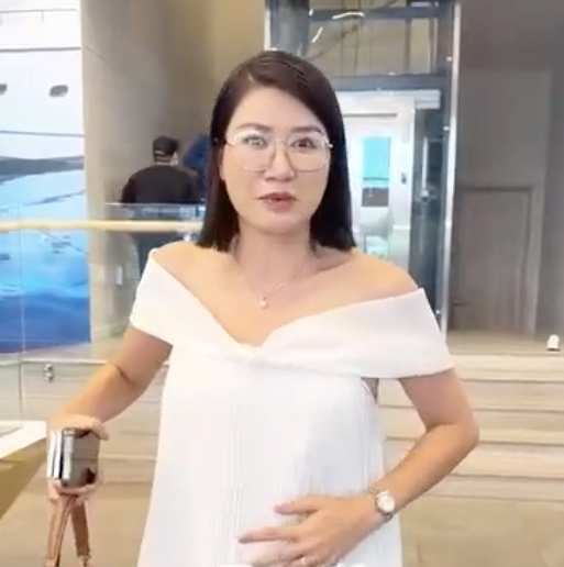 Cựu siêu mẫu phủ nhận nghi vấn 'bầu bí' ngay sau khi chồng vừa về nước.