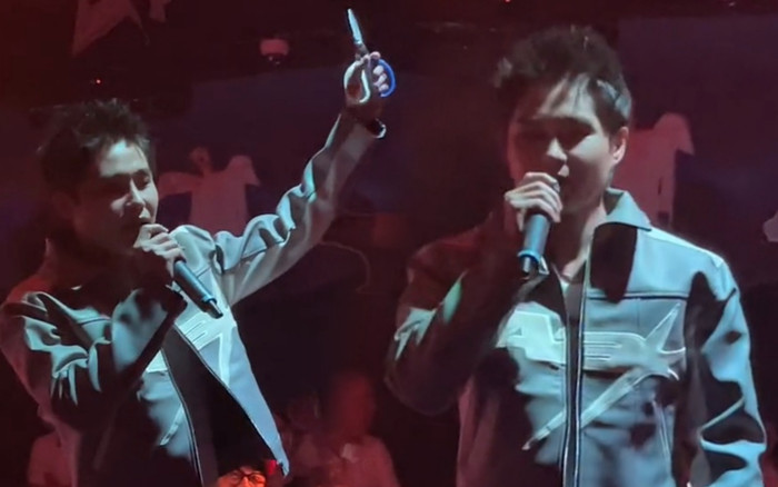 Nam ca sĩ đi hát nhưng lại mang theo kéo lên sân khấu: Chuyện gì đây? Ảnh 2