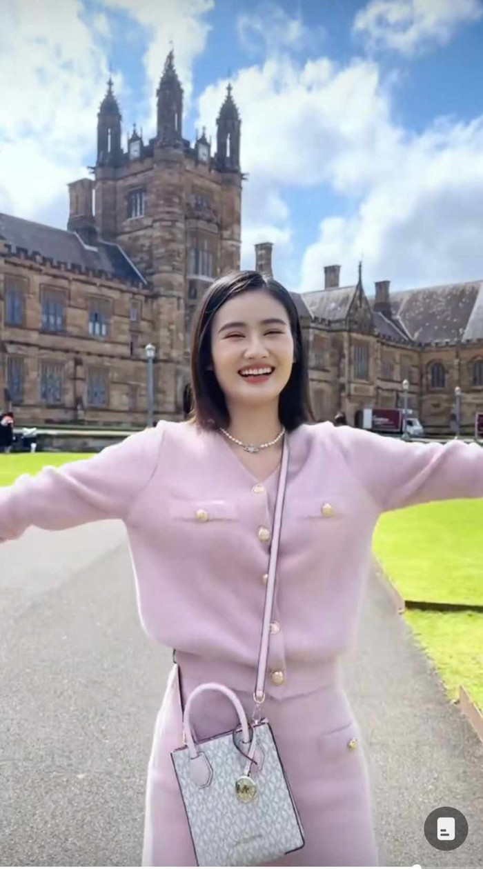 Người đẹp sinh năm 2002 tươi tắn, rạng rỡ khi đến Úc du học.