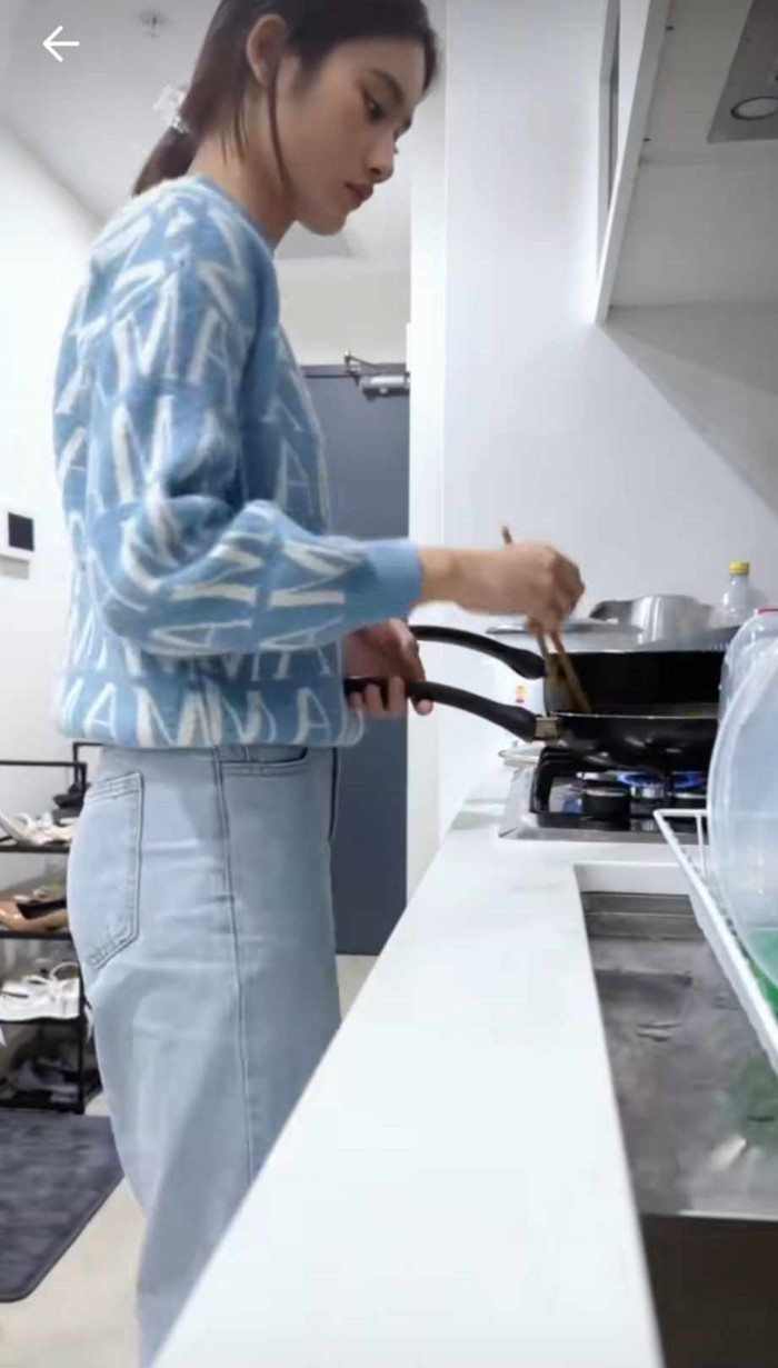 Nàng hậu vào bếp tự nấu bữa trưa đầu tiên ở xứ người.