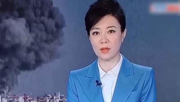 Khi đã xử lý xong sự cố ngoài ý muốn, nữ MC tiếp tục dẫn bản tin