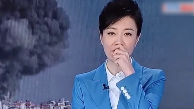 Trên sóng trực tiếp, MC Lý Văn Tĩnh giữ nguyên biểu cảm, từ từ lấy vật thể khỏi miệng