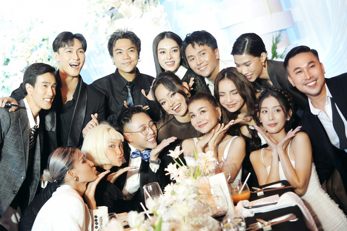 Trong ngày đặc biệt, rất nhiều đồng nghiệp, bạn bè, học trò của Thanh Hằng đã đến chung vui với vợ chồng nữ siêu mẫu. Tất cả đều ăn vận chỉn chu, lộ rõ sự hân hoan, vui mừng khi có mặt tại tiệc cưới của cô dâu, chú rể