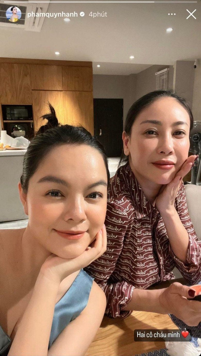 Ngắm nhìn những khung ảnh chụp cận, người hâm mộ tấm tắc khen ngợi cho visual “đỉnh” của gia đình nhà Phạm Quỳnh Anh. Giờ đây, cả hai đều đã là mẹ 3 con nhưng vẫn giữ được khí chất cùng nhan sắc nổi bật.
