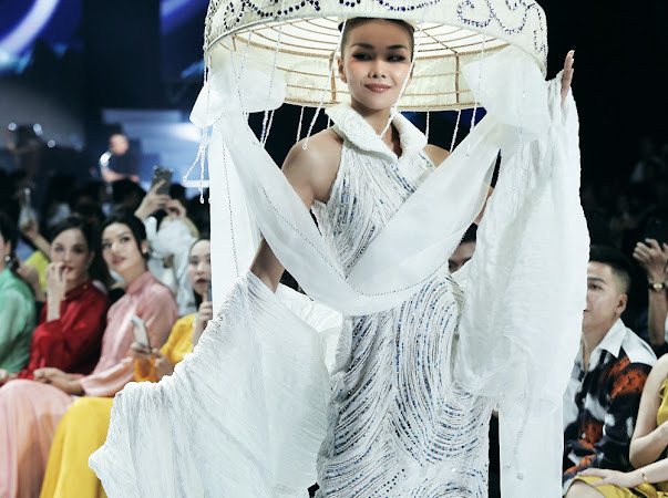 Thanh Hằng tự tin 'xử lý' bộ đồ có mấn rộng, cùng nhiều chi tiết trên tay áo. Cô cũng cười tươi rói khi được khán giả đồng loạt gửi lời chúc phúc.