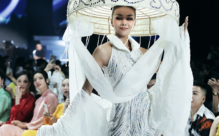 Thanh Hằng lộ diện hậu đám cưới, cười tươi rói khi được khán giả chúc phúc Ảnh 2