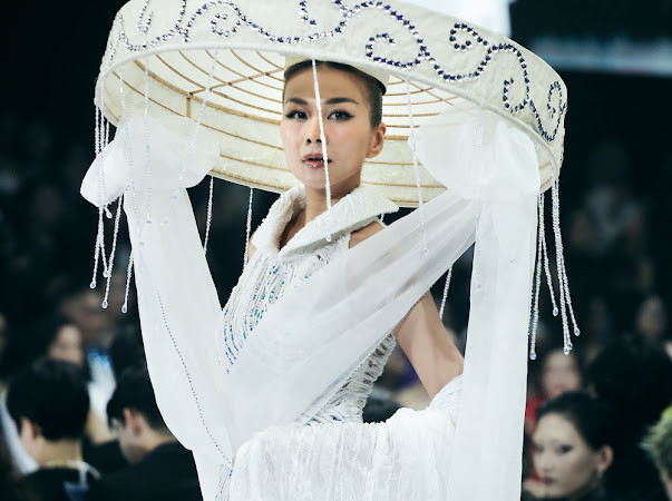 Thanh Hằng lộ diện hậu đám cưới, cười tươi rói khi được khán giả chúc phúc Ảnh 1