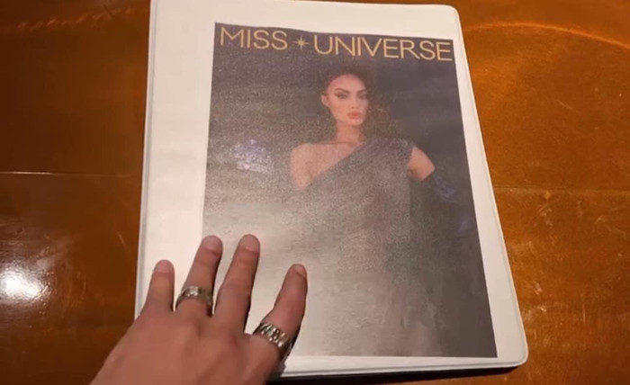 Miss Universe in ấn cuốn sổ 'profile' của thí sinh.