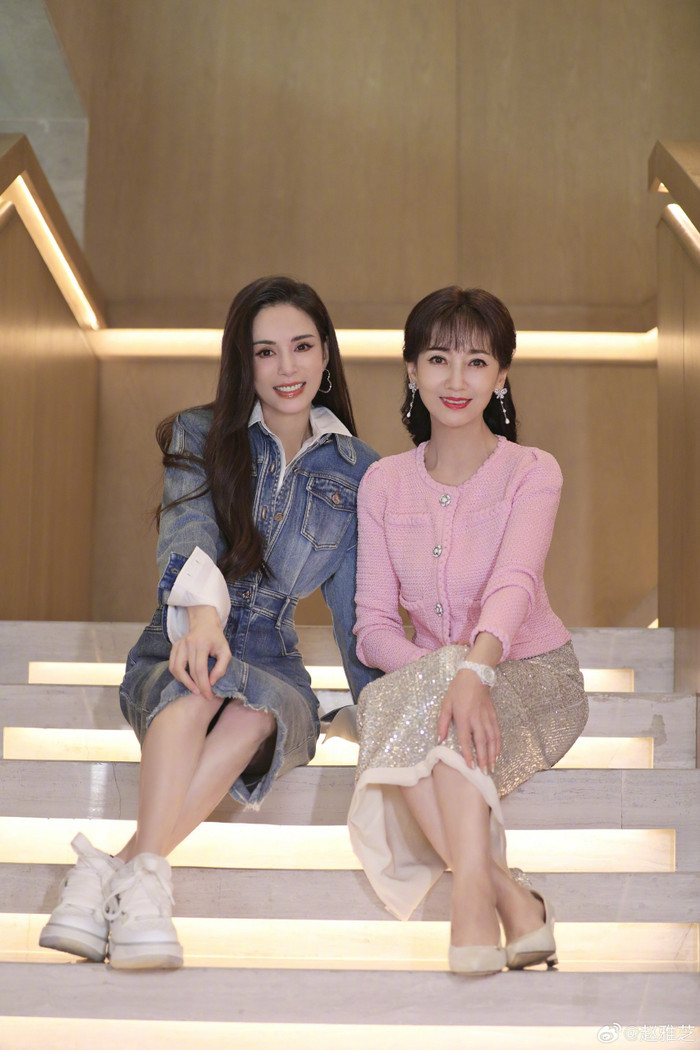 Trong album được đăng tải, cả hai khoe sắc rạng ngời với nhiều mẫu thiết kế từ truyền thống đến hiện đại, tái hiện chặng hành trình cống hiến cho nền nghệ thuật nước nhà.  