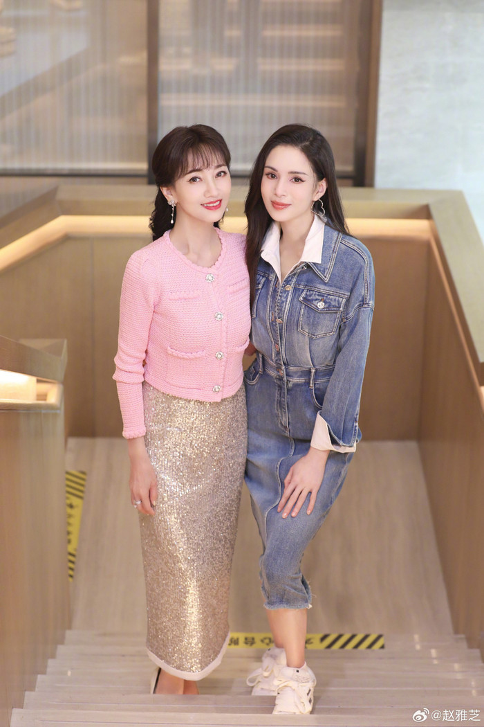 Khác biệt với đàn chị, Lý Nhược Đồng phối outfits tinh giản với mẫu đầm jeans lót sơ mi trắng cùng giày thể thao năng động.  