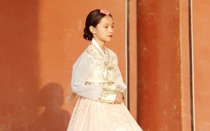 Mẫu nhí 10 tuổi diện trang phục hanbok 'gây sốt' cõi mạng Ảnh 2