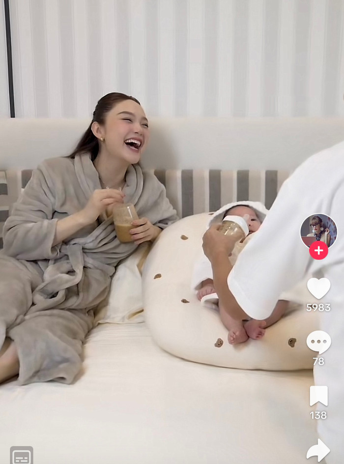 &nbsp;Như bao người mẹ khác, cô dành phần lớn thời gian cho con và yêu con vô điều kiện.