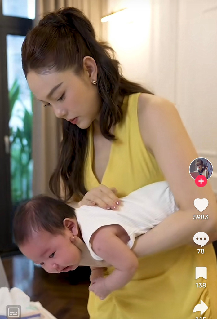 Dù ít sữa nhưng cô vẫn cố gắng từng ngày có đủ sữa cho con bú.&nbsp;