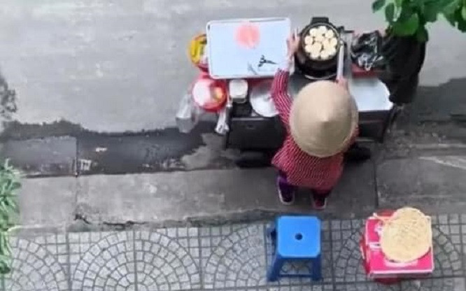 Cho người phụ nữ đặt xe bánh bán trước cửa, chủ nhà ấm lòng vì điều tử tế này Ảnh 2