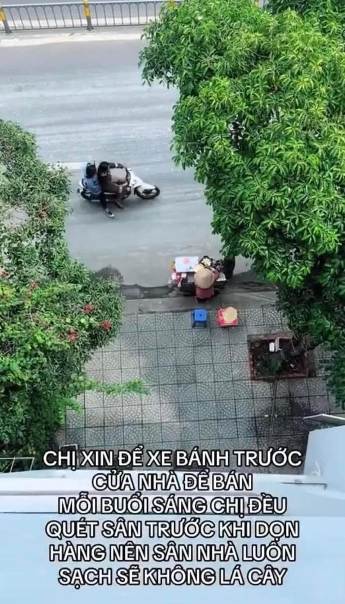 Cho người phụ nữ đặt xe bánh bán trước cửa, chủ nhà ấm lòng vì điều tử tế này Ảnh 1