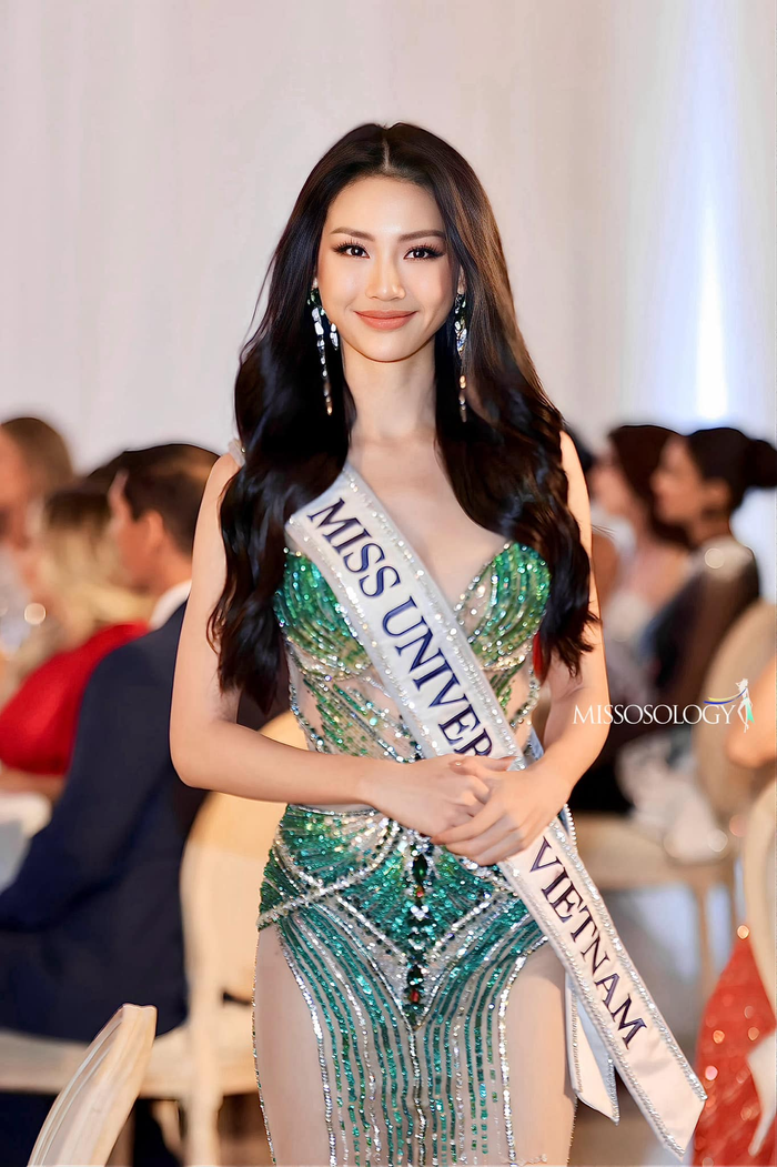 Bùi Quỳnh Hoa hở bạo với váy xuyên thấu trong tiệc tối Miss Universe, có 'ăn đứt' được diện Venezuela? Ảnh 1