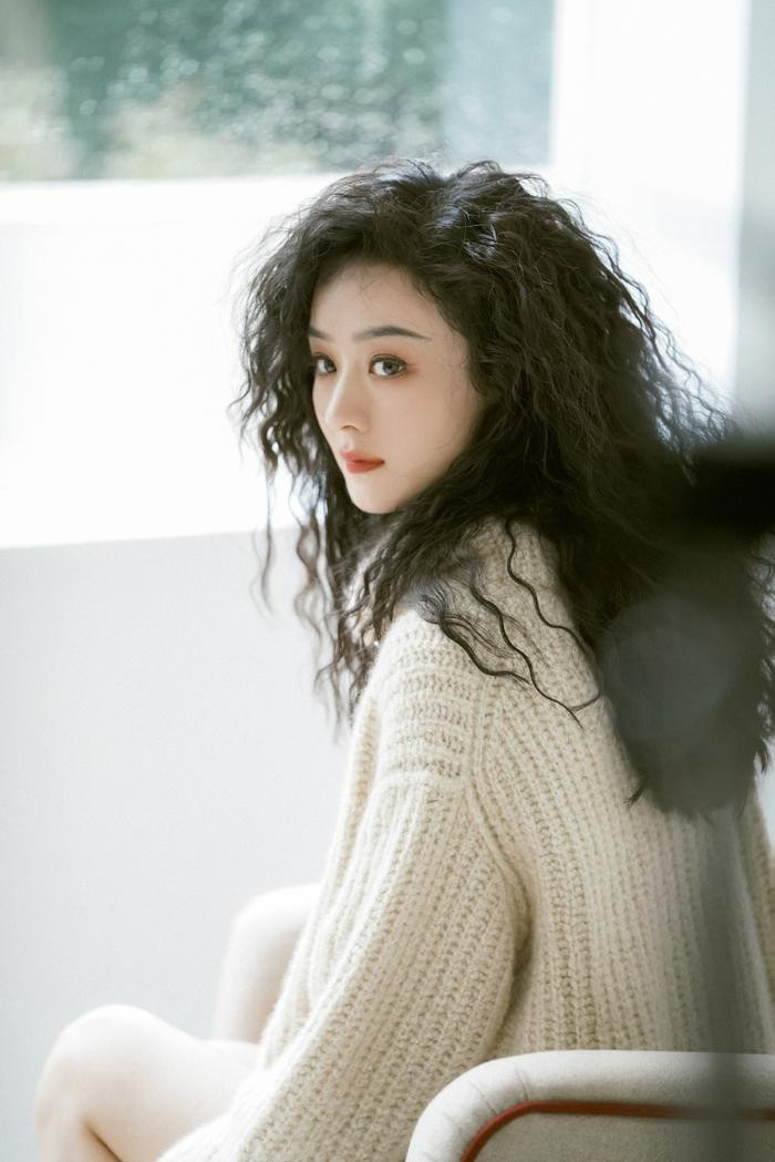 Triệu Lệ Dĩnh phá cách với tóc xù mì.