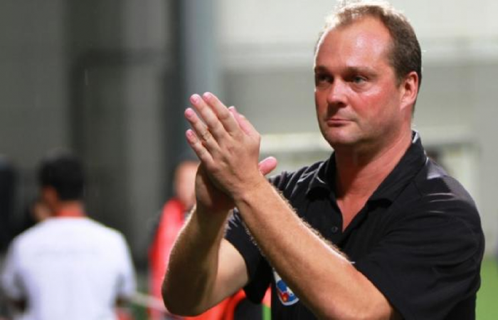 HLV Michael Weiss (tuyển Philippines) là nhà cầm quân giỏi và am hiểu về chiến thuật của HLV Troussier.