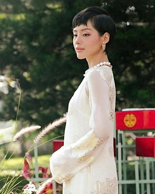 Xuất hiện rạng rỡ trong ngày trọng đại, cô dâu Khánh Linh diện hai mẫu áo dài với màu trắng tinh khôi - một mang phong cách truyền thống, bộ cánh còn lại có phần hiện đại và độc đáo hơn. 