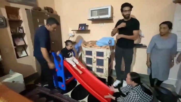 Con gái Võ Hạ Trâm đã nhanh chóng hòa nhập với không khí ở bên nhà nội