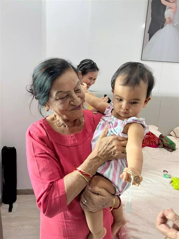 Mẹ chồng Võ Hạ Trâm hiện đang sinh sống ở Ấn Độ, vợ chồng nữ ca sĩ thường bay qua lại giữa Việt Nam và Ấn Độ để thăm mẹ. Bà từng sang Việt Nam để dự tiệc sinh nhật của cháu gái