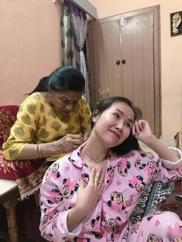 Hình ảnh mẹ chồng Võ Hạ Trâm tặng vàng cho con dâu